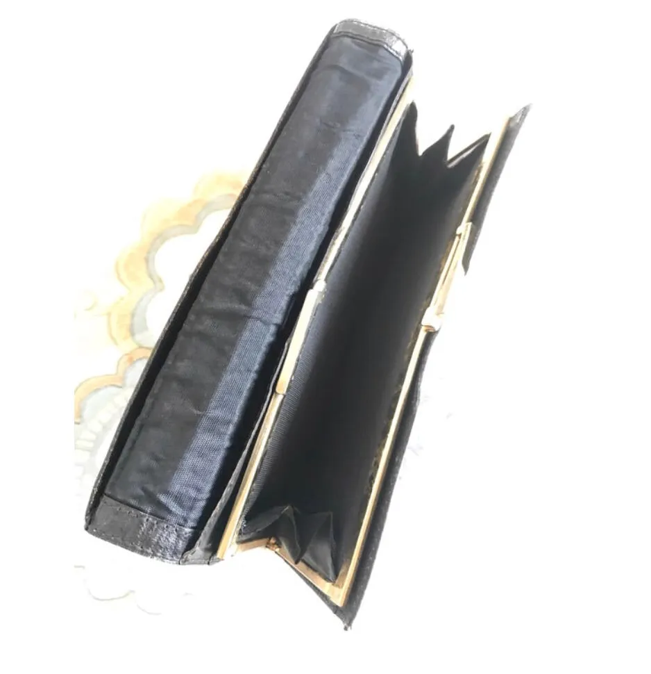 Vintage Roberta di Camerino black, brown and red bow pattern wallet with kiss lock coin room and a gold tone R charm. 050816f6